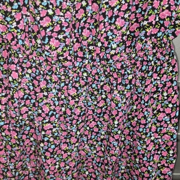 Forever 21 small Jumper shorts outfit. Romper  Black with floral. - Picture 4 of 11